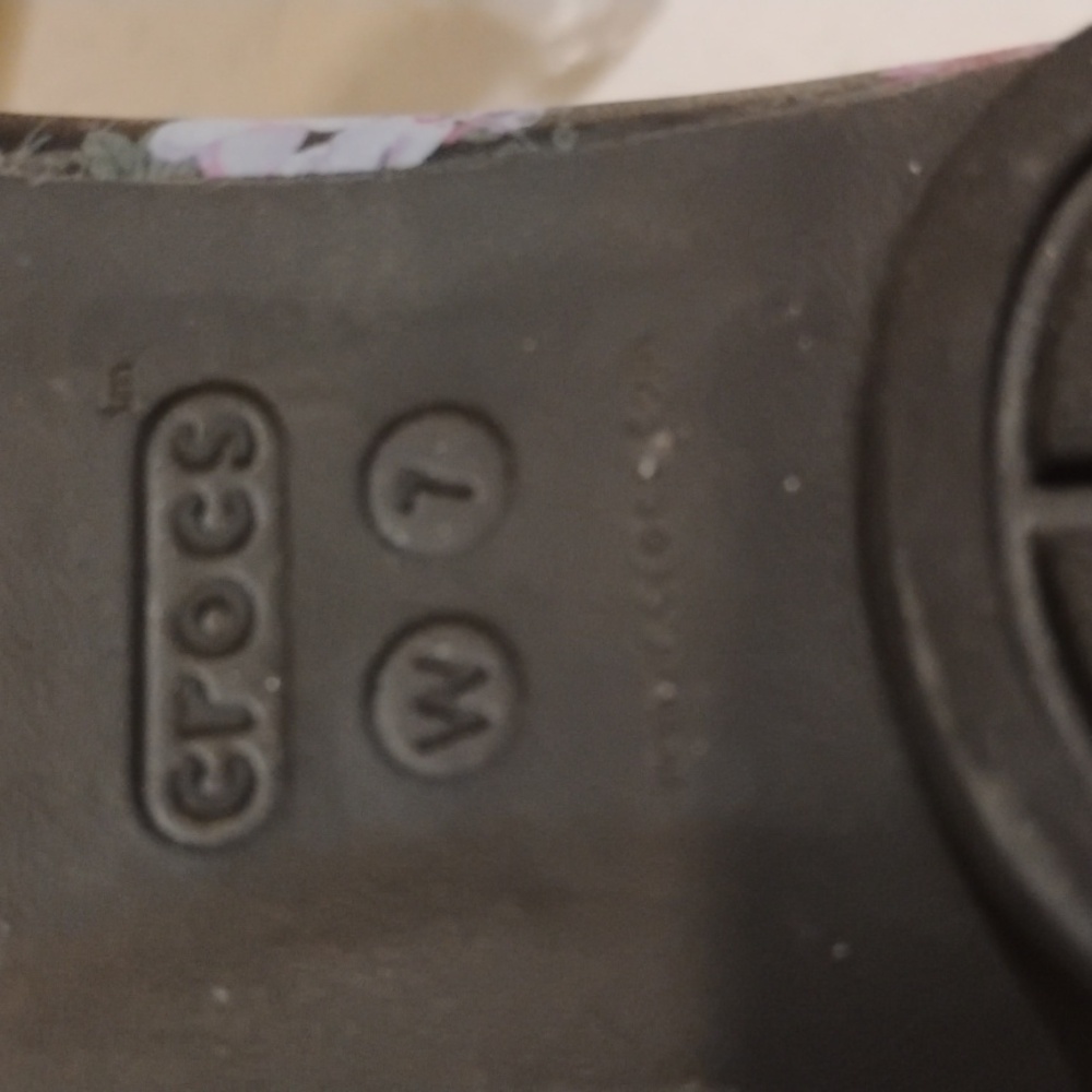 CROCS Size 7 Women Shoes - Picture 6 of 7